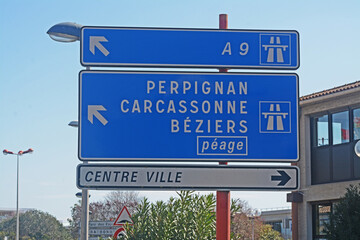 Panneau de signalisation indiquant les directions de : autoroute A9, Perpignan (Pyrénées...