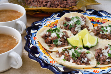 メキシコのバルバコアの牛肉のタコス（ビーフタコス）と牛肉のバルバコアとバルバコアのコンソメ
Mexican barbacoa beef tacos　(Tacos de barbacoa de res),beef barbacoa and consommé (consomé de barbacoa)
