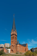 Fototapeta na wymiar Vor den Plattenbauten erhebt sich am Rande der Altstadt von Frankfurt (Oder) der imposante Turm der denkmalgeschützten Heilig-Kreuz-Kirche (Ansicht von Südosten)