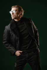 Naklejka premium model in black jacket