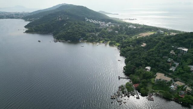 Standup Paddle Esportes Aqu&aacute;ticos Lagoa da Concei&ccedil;&atilde;o Ilha de Santa Catarina Leste Natureza exuberante Lazer ao ar livre Ecoturismo Beleza Natural Remo Passeios &Aacute;gua Diversidade Drone Brasil SC