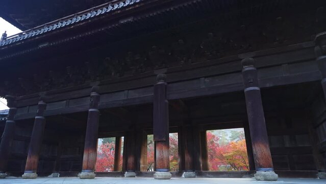京都　南禅寺の三門と紅葉