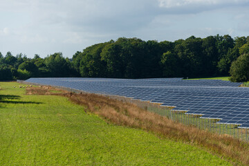 Fototapeta na wymiar Photovoltaikanlage zur Stromerzeugung auf einem Acker in Schleswig-Holstein