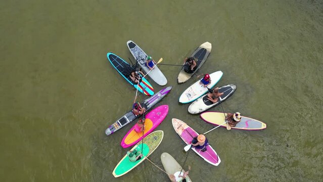 Standup Paddle Esportes Aqu&aacute;ticos Lagoa da Concei&ccedil;&atilde;o Ilha de Santa Catarina Leste Natureza exuberante Lazer ao ar livre Ecoturismo Beleza Natural Remo Passeios &Aacute;gua Diversidade Drone Brasil SC