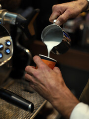 barista elaborando un café con leche 