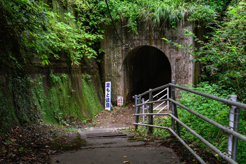 山道の途中で見かけたトンネル
