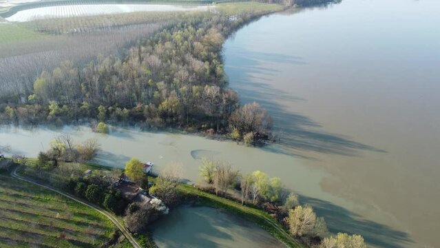 Piena del fiume Panaro che sfocia nel fiume Po