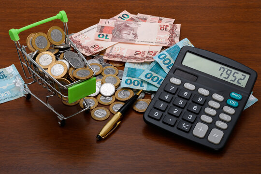 Brazilian money, coins and cedulas of 100 and 10 reais.