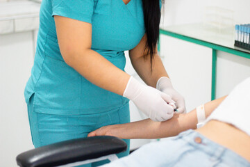 Doctora sacando muestras de sangre del brazo para un análisis de sangre,evaluación paciente
