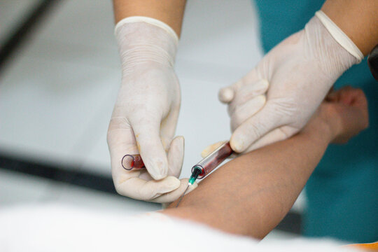 Doctora sacando muestras de sangre del brazo para un an&aacute;lisis de sangre,evaluaci&oacute;n paciente