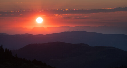 lever de soleil sur les monts d'Ardèche en France