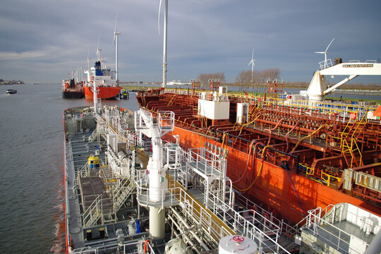 Chemical tankers during STS cargo operation