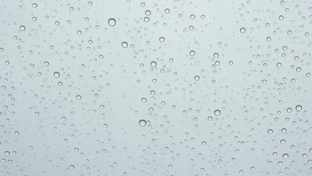 ガラス窓に落ちる雨と水滴