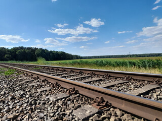 Fototapeta premium Eisenbahnschienen am Bahnübergang zwischen Pritzerbe und Rathenow