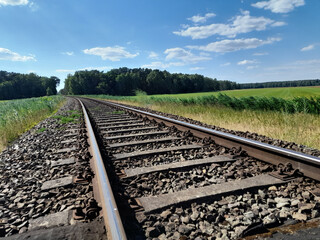 Fototapeta na wymiar Eisenbahnschienen am Bahnübergang zwischen Pritzerbe und Rathenow