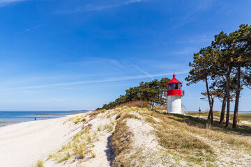 Strand und der Leuchtturm Gellen auf der Insel Hiddensee