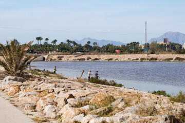 Desembocadura del río Segura junto al puerto deportivo con pescadores no reconocibles aprovechando...