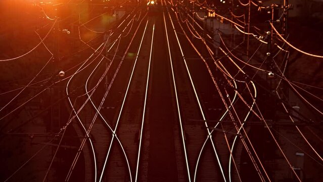 TREN DE MERCANCIAS AL ATARDECER