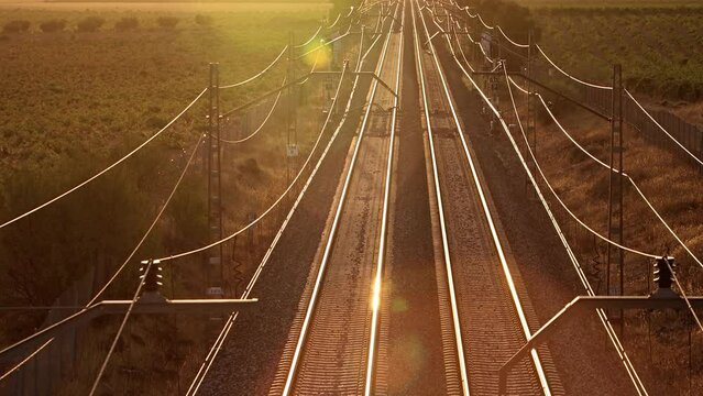 TREN DE MERCANCIAS AL ATARDECER