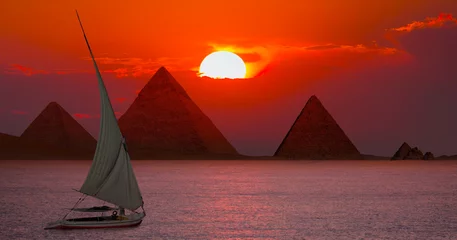Badezimmer Foto Rückwand Beautiful Nile scenery with sailboat in the Nile on the way to Giza Pyramids, Egypt © muratart