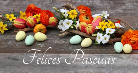 Tarjeta de felicitación Felices Pascuas: flores y huevos de Pascua sobre un fondo de madera con el...