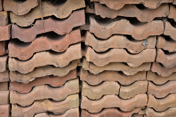 Tegole di terracotta o coppi per tetto impilate