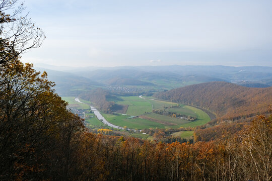 Wandern im Naturpark Eichsfeld-Hainich-Werratal (Th&uuml;ringen, Deutschland) Auf dem Weg von Burg Hanstein zur Teufelskanzel. Blick &uuml;ber die Baumwipfel ins Werratal.
