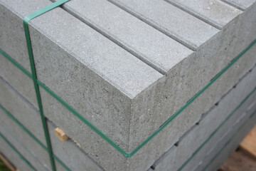 Baumaterial, Bordsteine aus Metall auf einem Lagerplatz