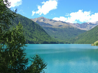 Fototapeta na wymiar Panorama del lago di Vernago in Val Senales, Alto Adige, Italia.