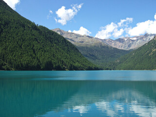 Naklejka na ściany i meble Panorama del lago di Vernago in Val Senales, Alto Adige, Italia.
