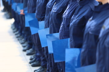Ślubowanie policjantów w niebieskich mundurach.  - obrazy, fototapety, plakaty