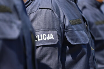 Ślubowanie policjantów w niebieskich mundurach.  © FotoDax
