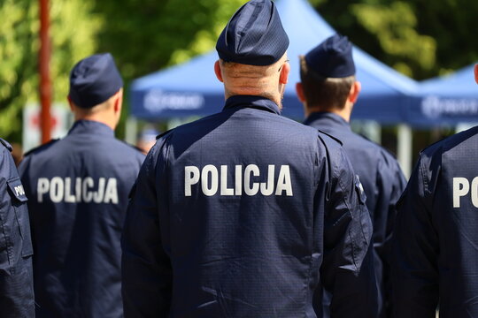 Ślubowanie policjant&oacute;w w niebieskich mundurach. 