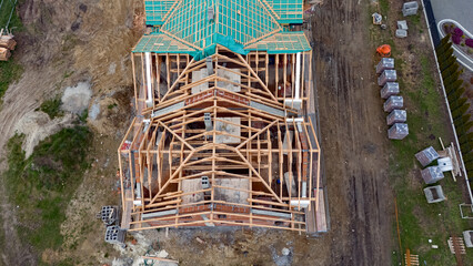 Drewniane więdźby dachowe, dom zbudowane z belek konstrukcyjnych z drewna, widok z lotu ptaka. - 761749393