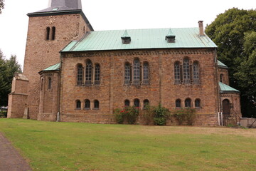 Fototapeta na wymiar Blick auf die evangelische Kirche von Frömern, einem Ortsteil der Stadt Fröndenberg in Nordrhein-Westfalen