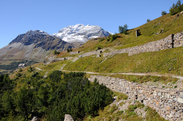 Fototapeta na wymiar Malerische und majestätische Oberengadiner Gebirgslandschaft. Magnificant anf magic mountain region Oberengadin in the Swiss alps