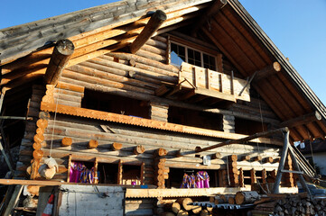 Im Bauerndorf Scharans im Domleschg stehen viele alte Bauernhäuser. In the swiss alpine village...