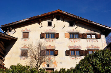 Im Bauerndorf Scharans im Domleschg stehen viele historische Bauernhäuser. In the swiss alpine...