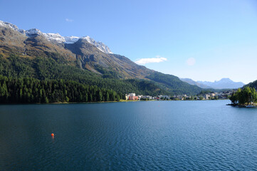 Schweizer Alpen: Der See von St. Moritz. Lake St. Moritz in the valley of Oberengadin
