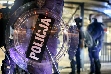 Policjant z tarczą na zabezpieczeniu protestu. Prewencja.  - obrazy, fototapety, plakaty