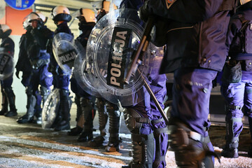 Policjant z tarczą na zabezpieczeniu protestu. Prewencja.  - obrazy, fototapety, plakaty