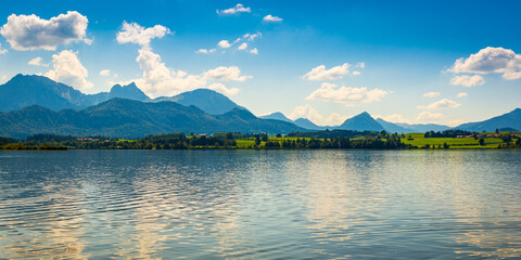 See und Berge in den Alpen  des Allgäu an einem Tag im Sommer - 761782578