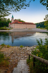 Treppe zur Donau mit Blick zu Kloster Weltenburg in Kelheim am Abend im Sommer