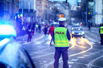 Policjanci ruchu drogowego polskiej policji w mieście kierują ruchem wieczorem - obrazy, fototapety, plakaty