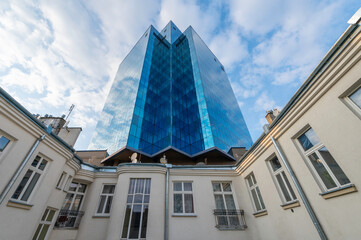 Kamienica  Natana Morgensterna na ulicy Henryka Sienkiewicza w centrum Warszawy na tle nowoczesnego niebieskiego biurowca. © smoku7979