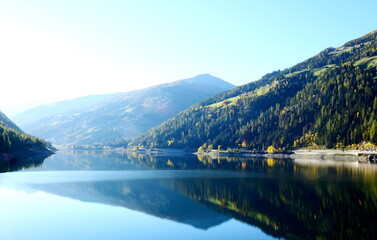 Ultental bei Meran in Südtirol, Italien, Europa, Zoggler Stausee im Herbst bei schönem Wetter,...