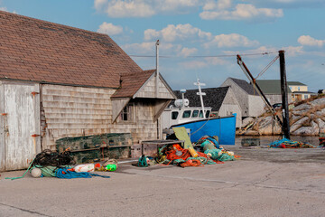 Pier mit Fischereiutensilien in Peggys Cove