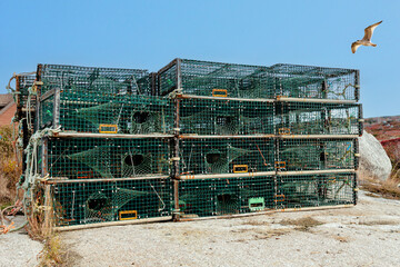 Stapel mit Lobsterfallen in Peggy´s Cove © thosti57
