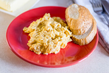 scrambled eggs with bread - 761843170