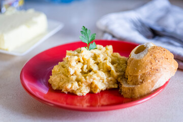 scrambled eggs with bread - 761843171